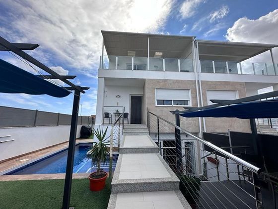Foto 2 de Casa adossada en venda a calle Maestro Serrano de 3 habitacions amb terrassa i piscina