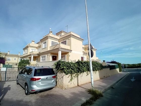 Foto 1 de Casa adosada en venta en calle Maladeta de 5 habitaciones con terraza y piscina