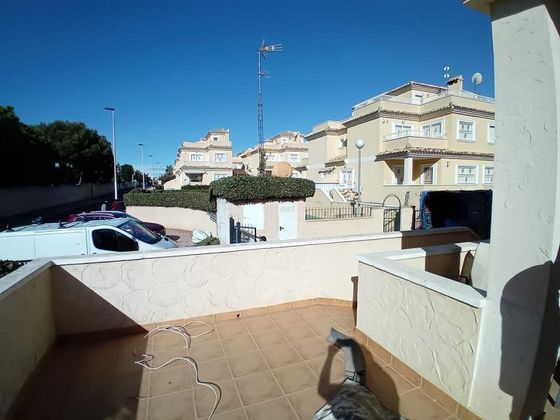 Foto 2 de Casa adosada en venta en calle Maladeta de 5 habitaciones con terraza y piscina