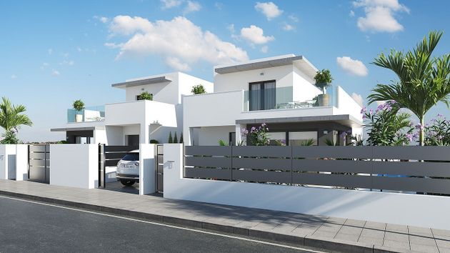 Foto 1 de Casa adossada en venda a calle Maestro Serrano de 3 habitacions amb terrassa i piscina