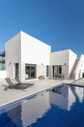 Foto 1 de Casa adossada en venda a calle Ruperto Chapi de 2 habitacions amb terrassa i piscina
