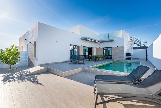 Foto 1 de Casa adossada en venda a avenida Oscar Espla de 3 habitacions amb terrassa i piscina