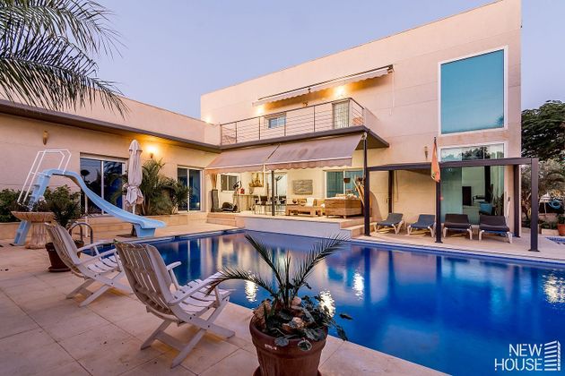 Foto 1 de Chalet en venta en Playa Mucha Vista de 5 habitaciones con terraza y piscina