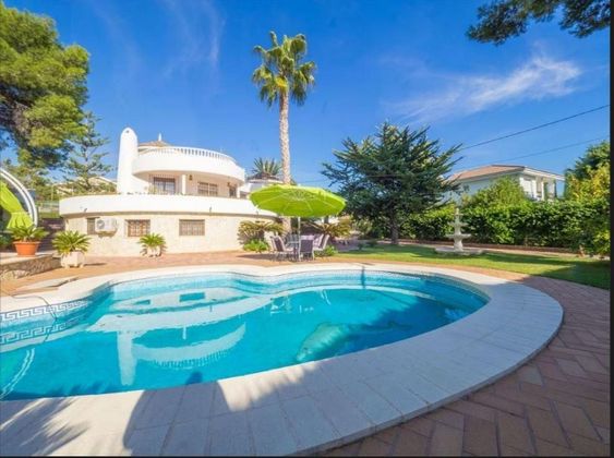 Foto 1 de Chalet en venta en Vistahermosa de 8 habitaciones con terraza y piscina