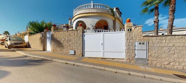 Foto 1 de Casa en venda a Monforte del Cid de 4 habitacions amb terrassa i jardí