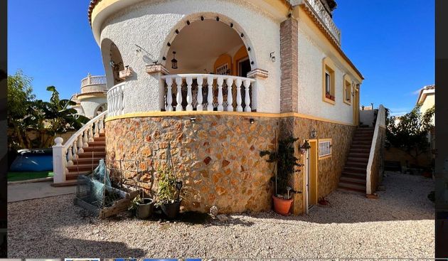 Foto 2 de Casa en venda a Monforte del Cid de 4 habitacions amb terrassa i jardí