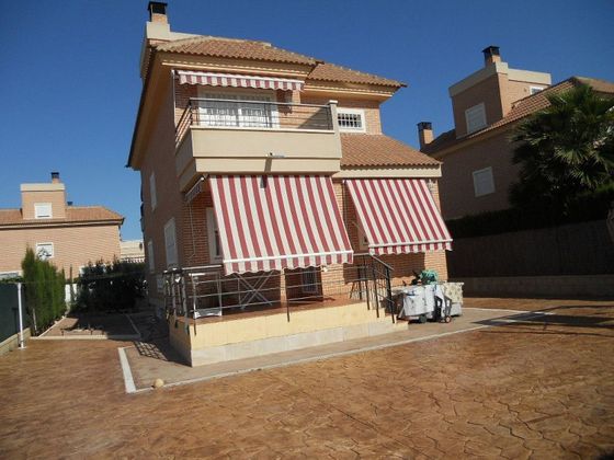 Foto 1 de Chalet en venta en Gran Alacant de 3 habitaciones con terraza y piscina