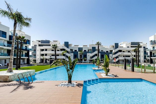 Foto 1 de Venta de piso en Urbanizaciones de 2 habitaciones con terraza y piscina