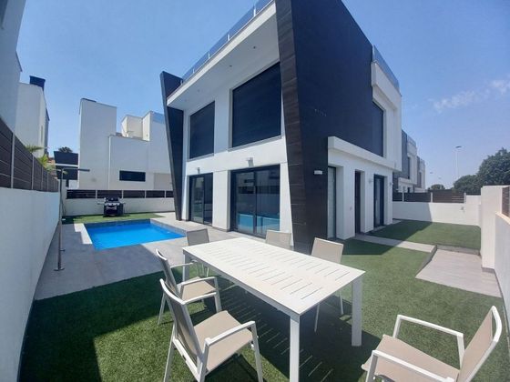 Foto 1 de Casa en venta en Gran Alacant de 3 habitaciones con terraza y piscina
