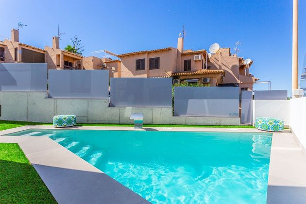 Foto 2 de Venta de chalet en Torrelamata - La Mata de 3 habitaciones con terraza y piscina