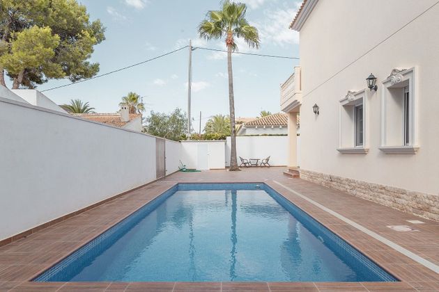 Foto 1 de Venta de chalet en Cabo Roig - La Zenia de 5 habitaciones con terraza y piscina