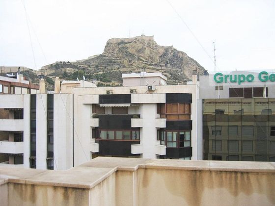 Foto 2 de Ático en venta en Casco Antiguo - Santa Cruz de 4 habitaciones con terraza y aire acondicionado