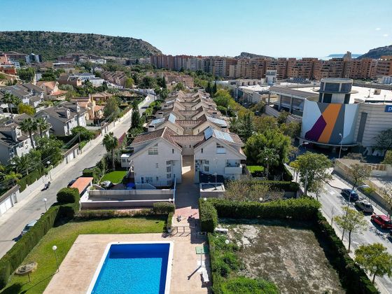Foto 2 de Casa en venda a calle Santiago Rusiñol de 5 habitacions amb terrassa i piscina