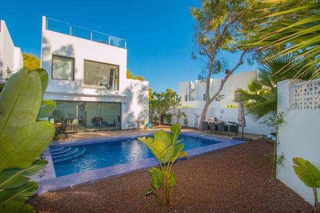 Foto 2 de Venta de chalet en calle Cabo de Creus de 4 habitaciones con terraza y piscina