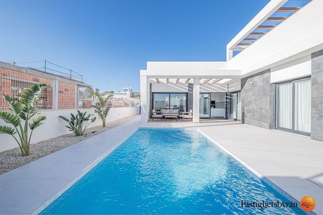 Foto 1 de Casa en venda a calle Nimega de 3 habitacions amb terrassa i piscina