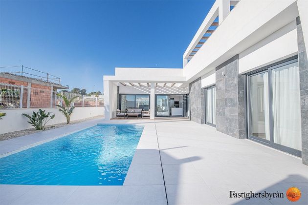 Foto 2 de Casa en venda a calle Nimega de 3 habitacions amb terrassa i piscina