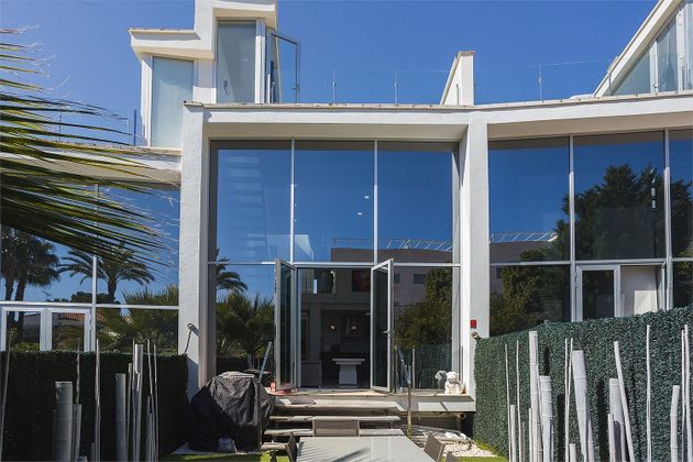 Foto 1 de Casa en venda a calle Dafne de 4 habitacions amb terrassa i piscina