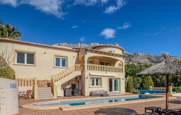 Foto 2 de Casa en venda a calle San Cugat de 6 habitacions amb terrassa i piscina