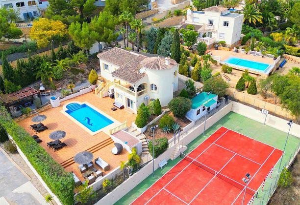 Foto 1 de Casa en venda a calle San Cugat de 6 habitacions amb terrassa i piscina