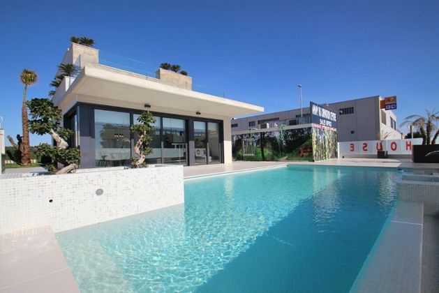 Foto 1 de Casa en venda a San Miguel de Salinas de 4 habitacions amb terrassa i aire acondicionat