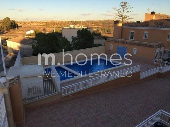 Foto 1 de Casa adosada en venta en Los Arenales del Sol de 3 habitaciones con terraza y piscina
