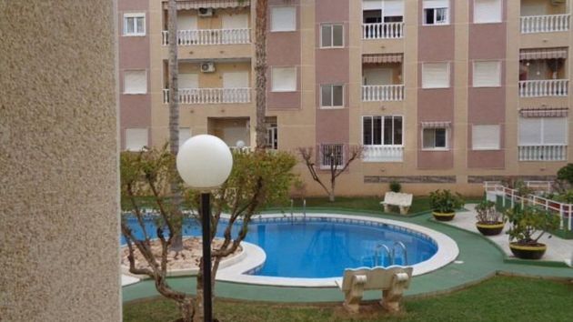 Foto 1 de Pis en venda a Centro - Torrevieja de 1 habitació amb piscina i balcó