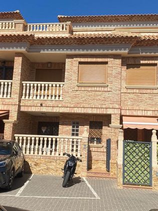 Foto 2 de Casa adosada en venta en calle Vistabella de 4 habitaciones con terraza y piscina