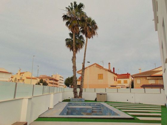 Foto 1 de Venta de casa en calle Miraflores de 4 habitaciones con terraza y piscina