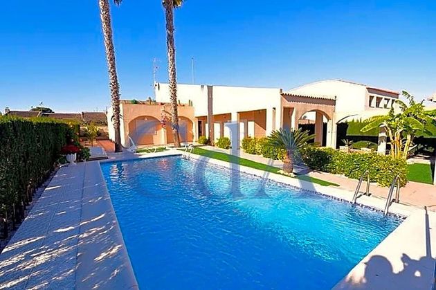 Foto 2 de Xalet en venda a Nueva Torrevieja - Aguas Nuevas de 5 habitacions amb terrassa i piscina