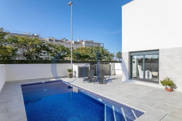 Foto 2 de Chalet en venta en Daya Nueva de 2 habitaciones con terraza y piscina