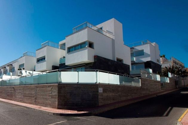 Foto 1 de Venta de casa adosada en Guardamar Playa de 4 habitaciones con terraza y piscina