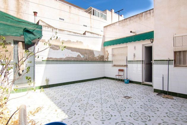Foto 1 de Casa adossada en venda a Centro - Torrevieja de 4 habitacions amb terrassa i jardí