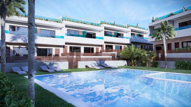 Foto 1 de Casa en venda a Centro - Torrevieja de 3 habitacions amb piscina i jardí