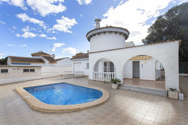 Foto 1 de Casa en venda a calle Río Guadalquivir de 3 habitacions amb terrassa i piscina