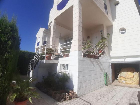 Foto 2 de Casa adosada en venta en Polop de 5 habitaciones con terraza y piscina