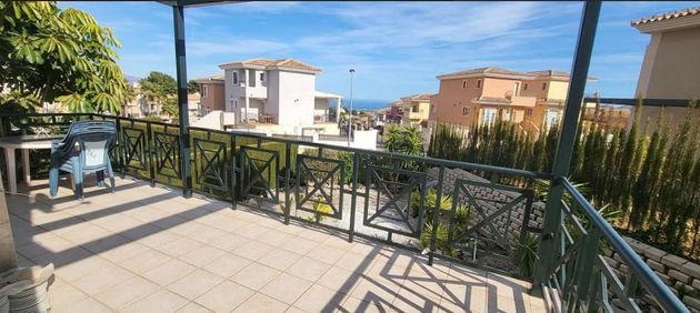 Foto 2 de Casa adosada en venta en Nucia (la) de 3 habitaciones con terraza y jardín