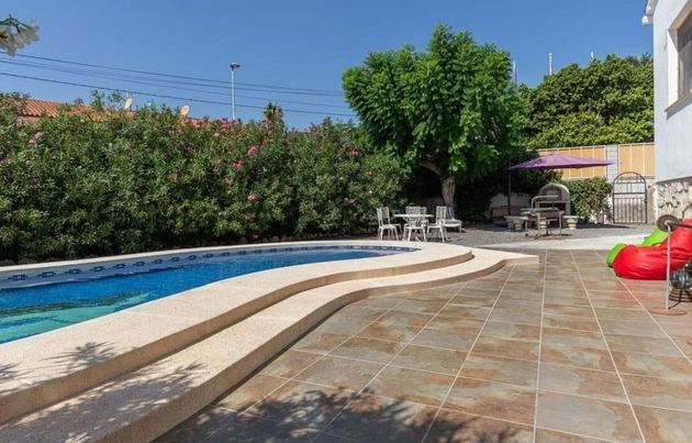 Foto 2 de Venta de casa en Pueblo Poniente de 4 habitaciones con terraza y piscina
