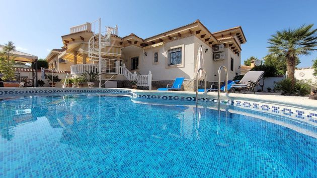 Foto 1 de Venta de chalet en Pinar de Campoverde de 4 habitaciones con terraza y piscina