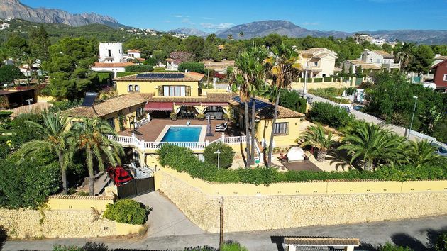 Foto 2 de Chalet en venta en Nucia (la) de 7 habitaciones con terraza y piscina