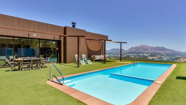 Foto 1 de Chalet en venta en Polop de 6 habitaciones con terraza y piscina