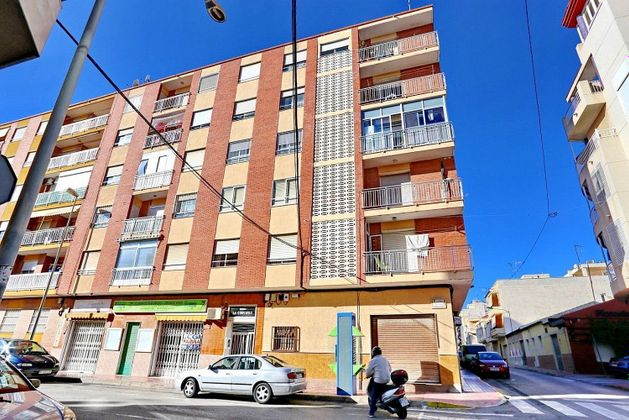 Foto 2 de Venta de piso en calle Cartagena de 3 habitaciones con terraza y balcón