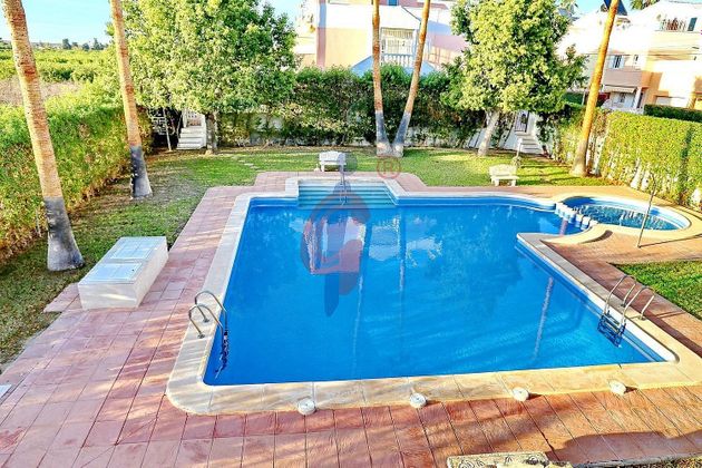 Foto 2 de Casa en venda a calle Bruselas de 2 habitacions amb terrassa i piscina