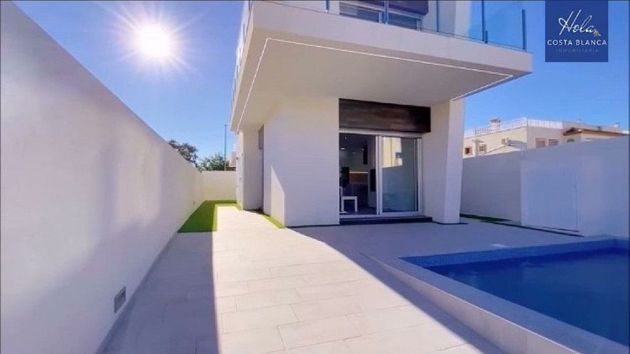 Foto 1 de Casa en venda a Daya Vieja de 3 habitacions amb terrassa i piscina