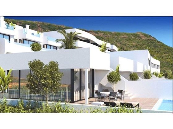 Foto 1 de Casa en venda a Guardamar Playa de 4 habitacions amb terrassa i piscina