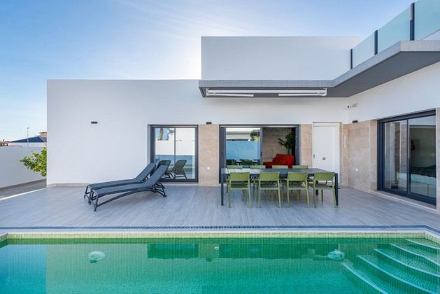 Foto 2 de Casa en venda a Daya Nueva de 3 habitacions amb piscina i aire acondicionat