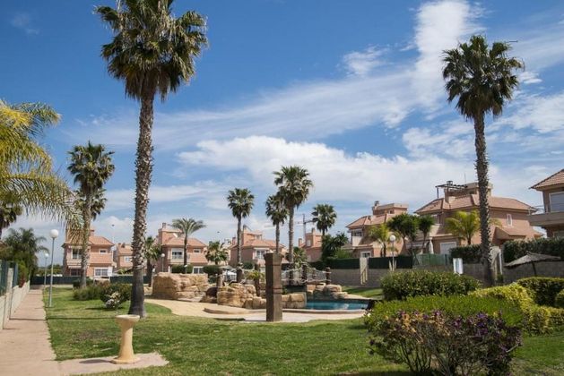 Foto 1 de Chalet en venta en Gran Alacant de 6 habitaciones con terraza y piscina