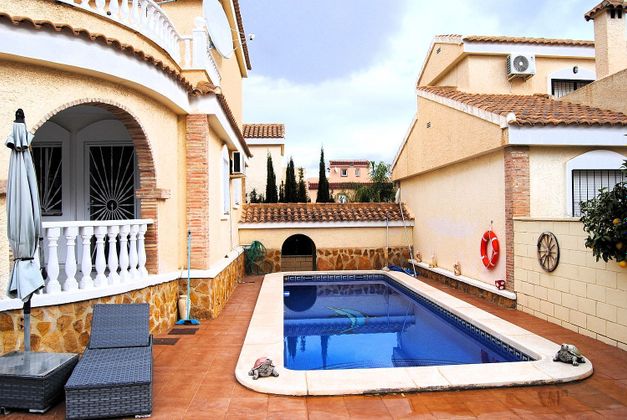 Foto 1 de Chalet en venta en calle Calderón de la Barca de 5 habitaciones con terraza y piscina