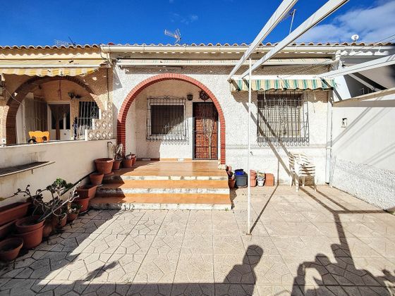 Foto 2 de Casa adossada en venda a Nueva Torrevieja - Aguas Nuevas de 2 habitacions amb terrassa i piscina