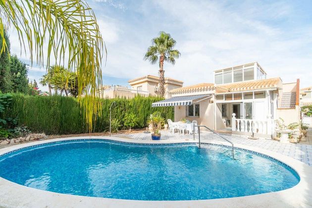 Foto 1 de Chalet en venta en Playa Flamenca - Punta Prima de 2 habitaciones con terraza y piscina