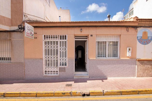 Foto 2 de Venta de casa adosada en Centro - Torrevieja de 4 habitaciones con terraza y jardín